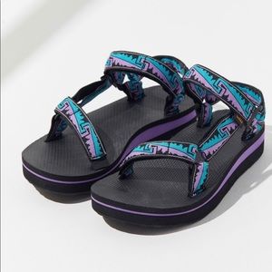 teva uo exclusive midform universal sandal